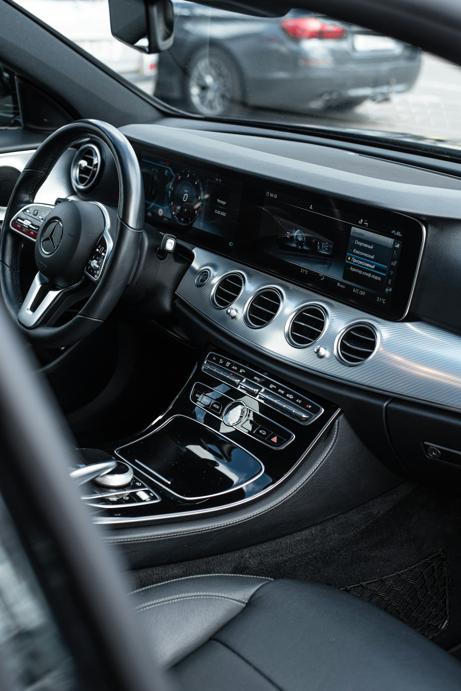 Detalhes do volante e do acabamento interno de um Mercedes-Benz